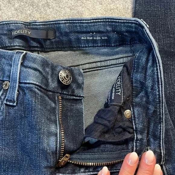 Fidelity Mid Rise Ultra Slim Blue on Blue Wash 24*30. - Picture 4 of 13